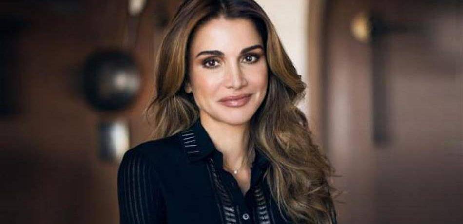 الملكة رانيا تؤدي مناسك العمرة.. هكذا بدت بالحجاب وملابس العمرة (فيديو)