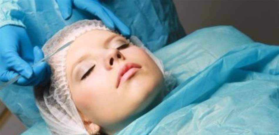 صورة مخيفة لممثلة بعدما تشوه وجهها بسبب عملية تجميل.. وردة فعلها ستصدمك! (صورة)