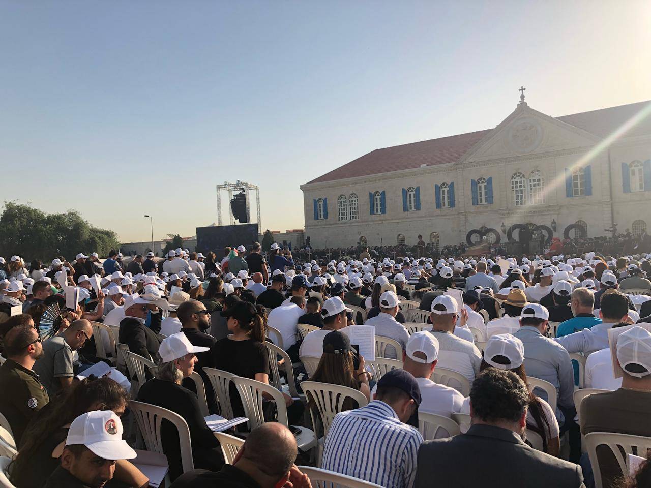 يدور المطارنة في هذه الاثناء بجثمان البطريرك الماروني الراحل مار نصر الله بطرس صفير ثلاث مرات حول المذبح.