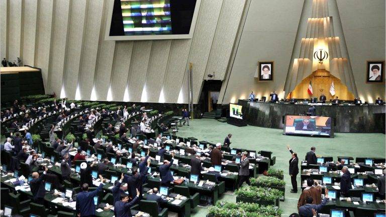 البرلمان الإيراني يقر عقوبات مشددة بحق منفذي الاعتداءات بالحمض الكيماوي