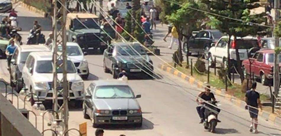 مراقب عدادات حجز سيارته في الميناء.. فأطلق باتجاهه النار