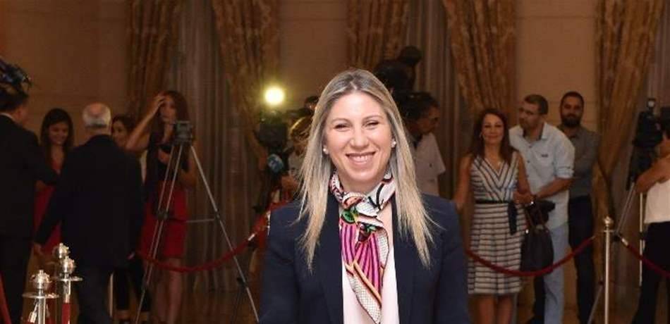 رولا الطبش برحلة في الباص الاحمر! (صورة)