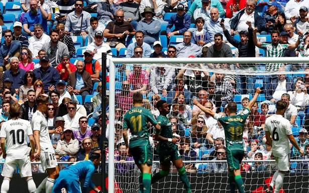 البطولات الأوروبية المحلية في كرة القدم :
تعادل برشلونة (2-2) وخسارة ريال مدريد (0-2)