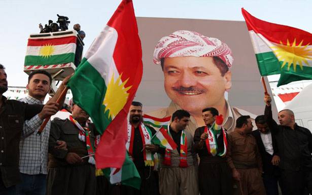 الكرد يضربون رؤوسهم بالصخرة