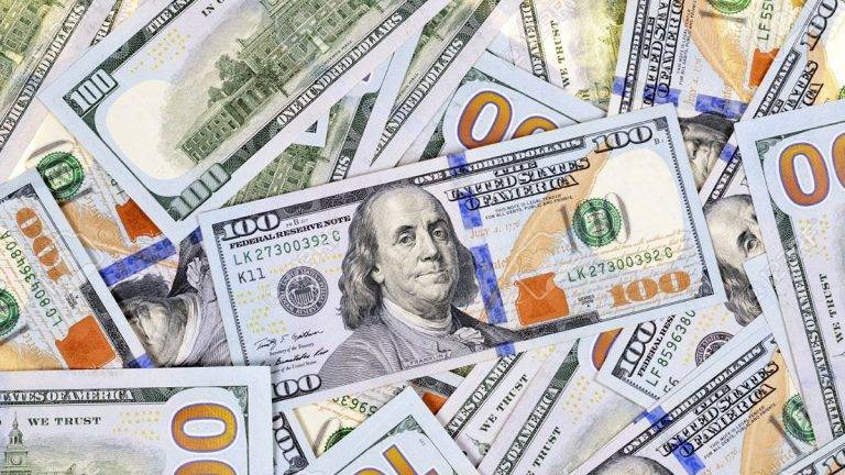 الدولار يرتفع مع بحث المستثمرين عن ملاذ آمن‎