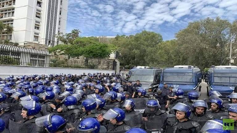 طلبة الجزائر يحتجون أمام قصر الحكومة