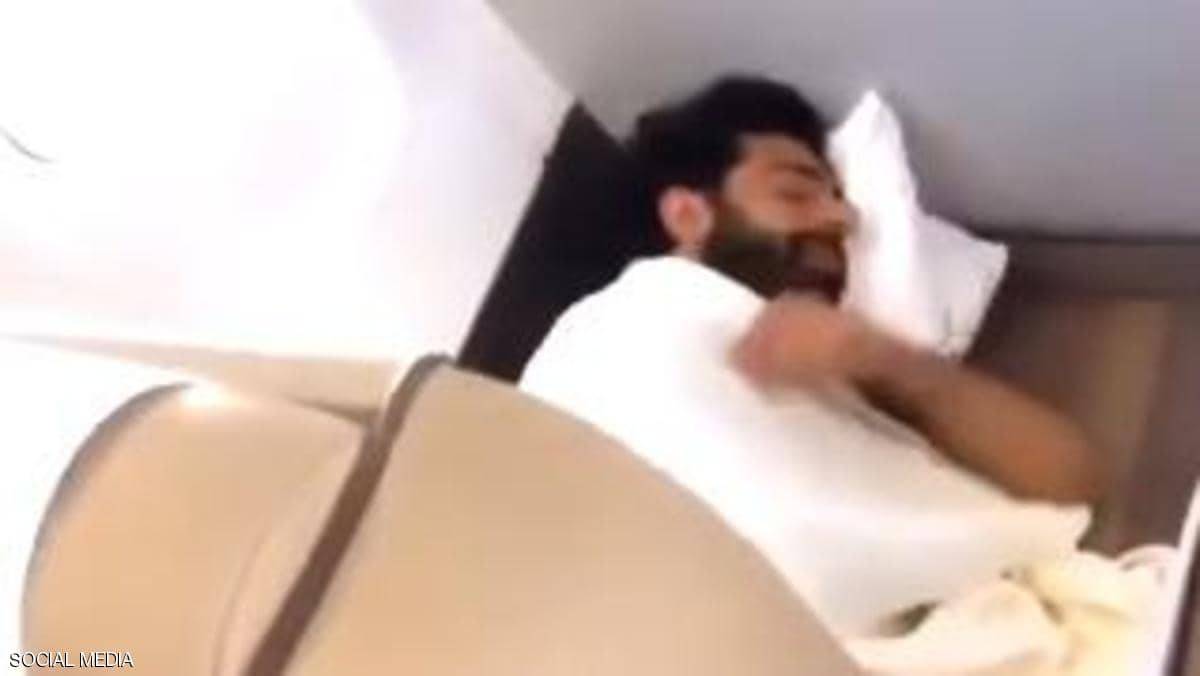 زميل صلاح يصوره على الطائرة: انظروا ماذا يفعل "الملك المصري"
