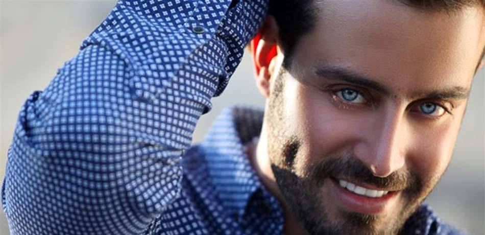 سعد رمضان يؤدّي الآذان بصوته.. (فيديو)
