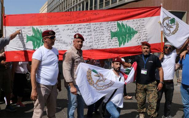 «العسكريون المتقاعدون» يصعّدون أمام السراي:
اشتباك ومحاولة اقتحام وجريح