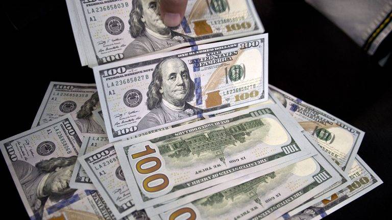 الدولار يبلغ أعلى مستوى في شهر وسط ضبابية في أوروبا وآسيا