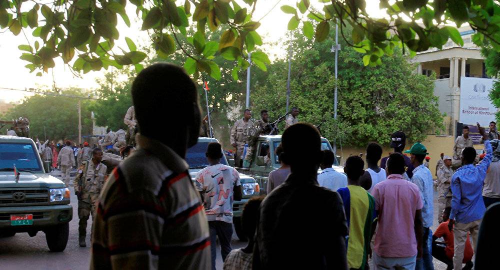 السودان: العسكري والثوار… رهان على الوقت