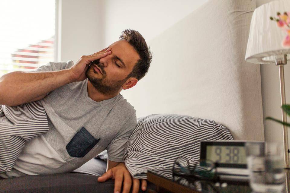 وداعاً للأرق في أسبوع.. السر في النظارة