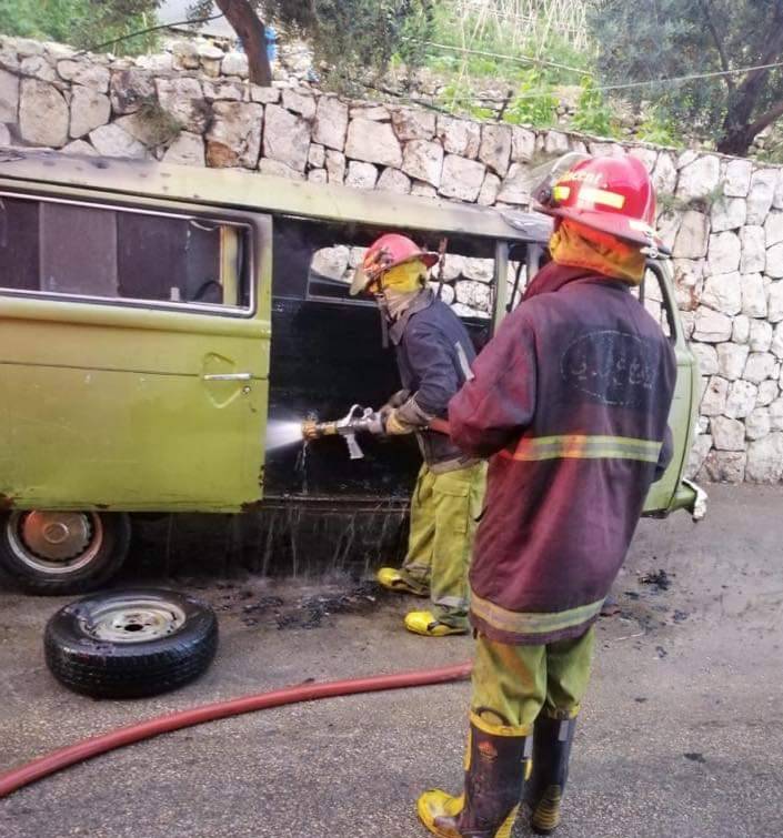 اخماد حريق داخل فان على طريق عام حارة صخر