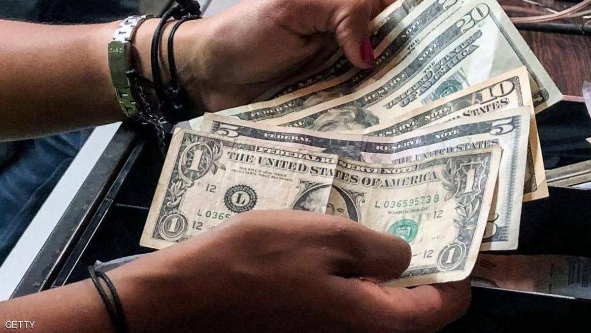 الدولار يواصل الهبوط من أعلى مستوى في عامين