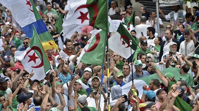 الشرطة الجزائرية تعتقل عشرات المتظاهرين