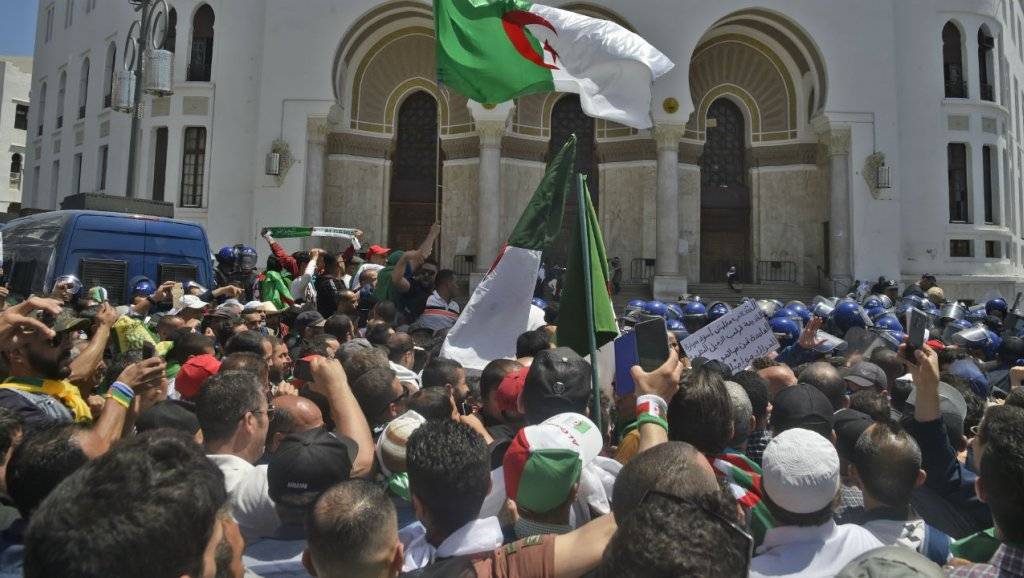 بلدية الجزائر تقرر إغلاق درج بناية البريد المركزي رمز الاحتجاجات في البلاد