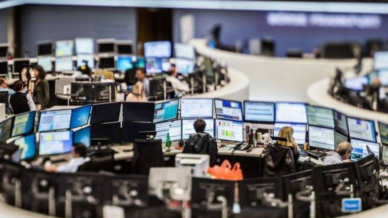 تراجع أسهم أوروبا بفعل مخاوف تجارية وتنامي الضغط على رئيسة وزراء بريطانيا‎