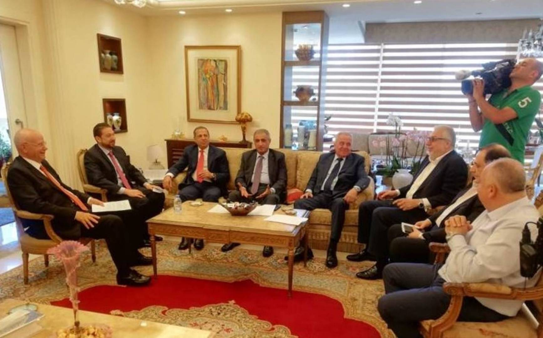 اللقاء التشاوري يحذر من محاولة البعض الهيمنة على قرار الحكومة وتعطيل عملها