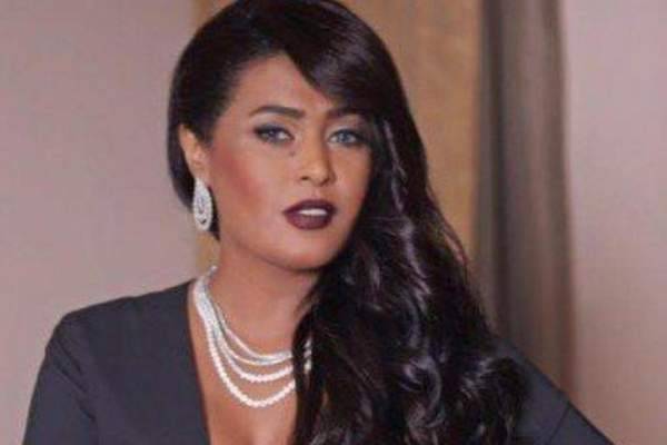 وعد بصورة قبل "الفوتوشوب" وبعده وتقول: "لا تنخدعوا بالفنانات"