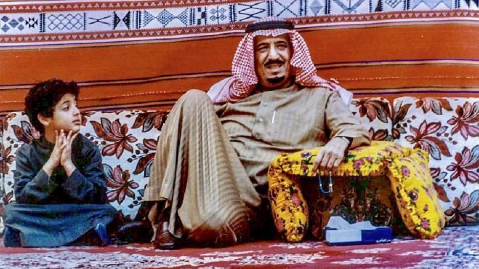 من الصبي الجالس إلى جانب الملك السعودي سلمان بن عبد العزيز؟ (صورة)