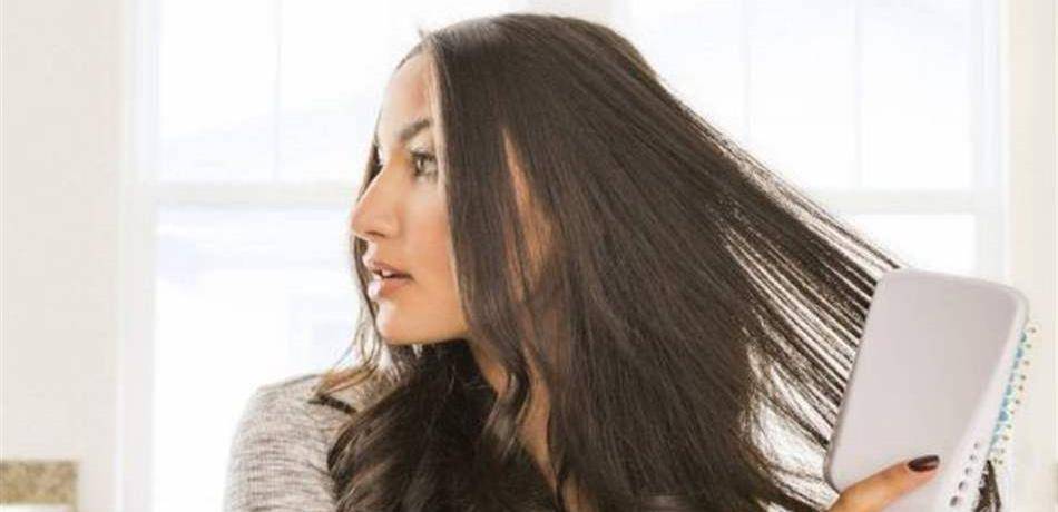 حيلة لضبط الشعر ومنع تشابكه بعد التسريح.. إليكِ الطريقة السحرية
