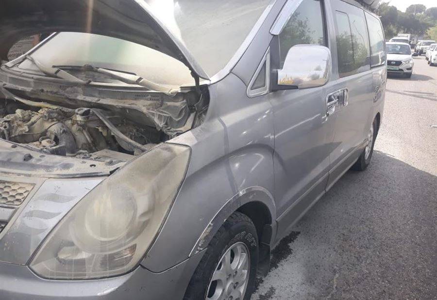 حريق داخل حافلة لنقل الركاب على الطريق الدولية في عاليه