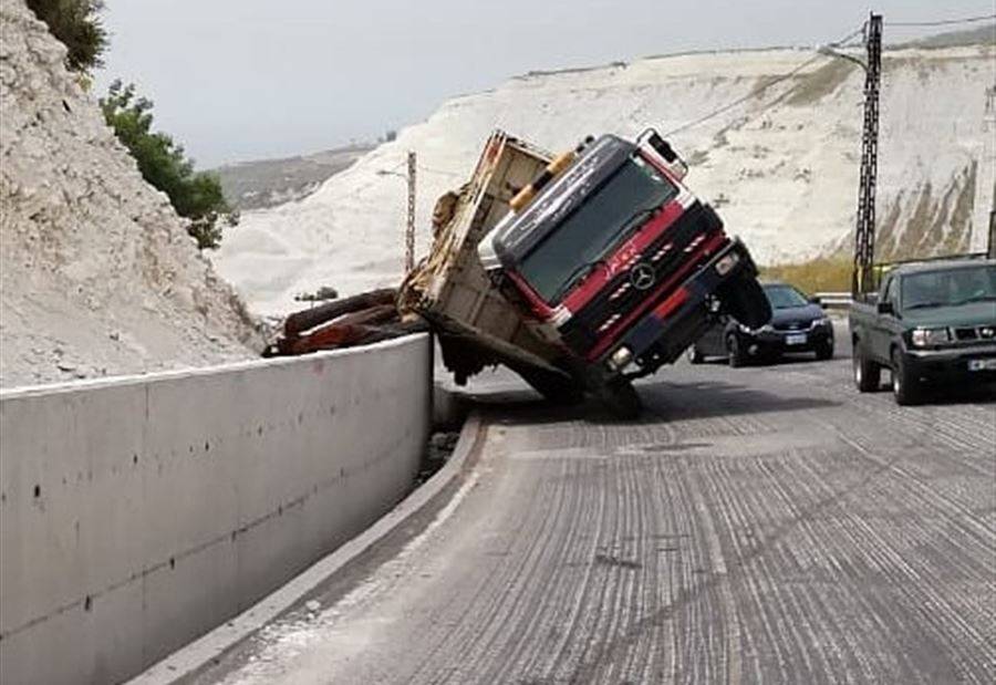 بالصورة: إنقلاب شاحنة على طريق شكا كفرحزير