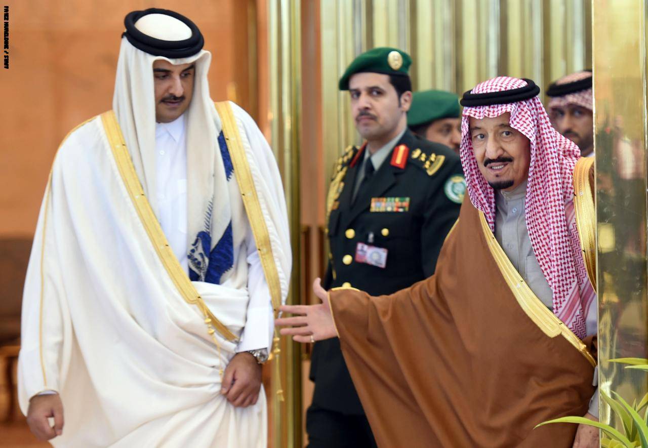 أمير قطر يتلقى دعوة من العاهل السعودي لحضور 