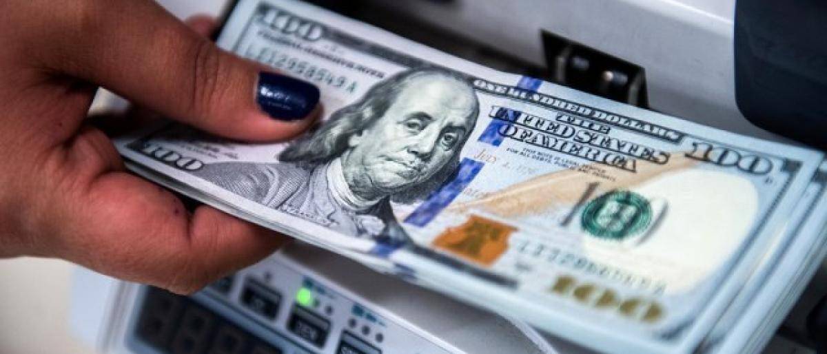 الدولار يواصل الهبوط من أعلى مستوى في عامين