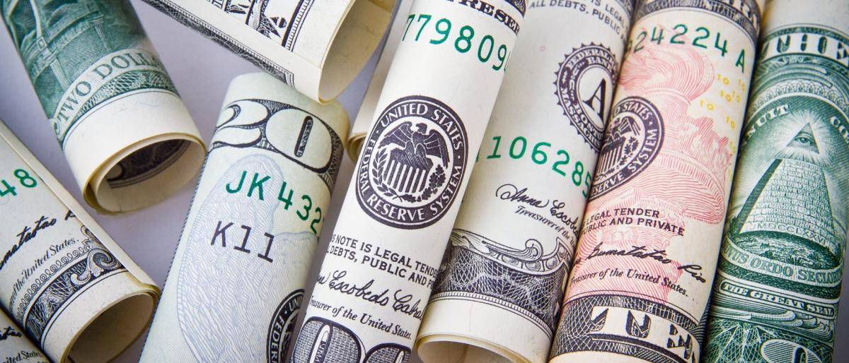 دول ينافس الدولار الأمريكي عملتها الرسمية