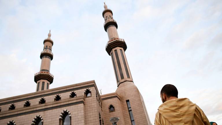 هولندا.. أنصار "بيغيدا" المعادية للإسلام ينظمون شواء الخنزير أمام أحد المساجد