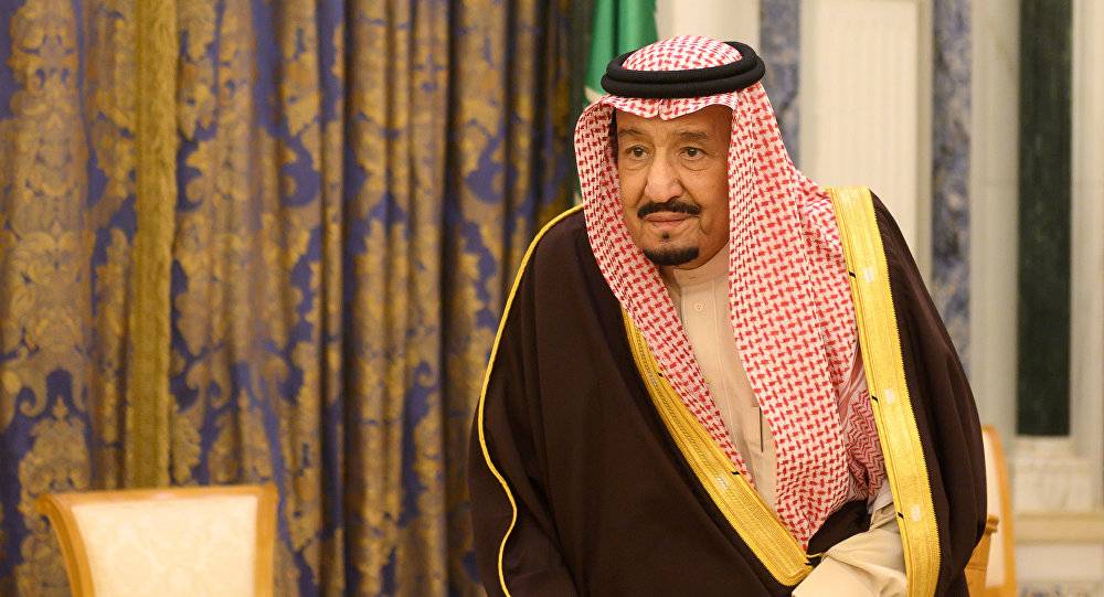 الملك سلمان يقود مركبة عسكرية (صورة)