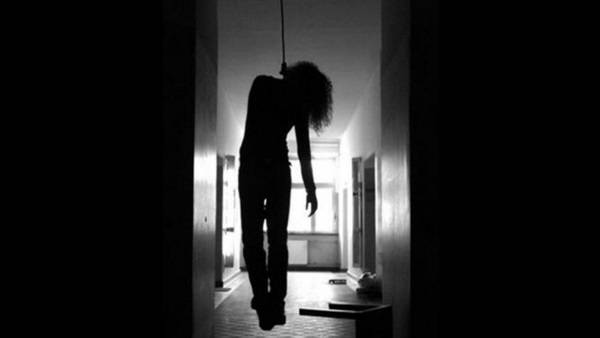 بالصورة: شنقت نفسها في الكورة