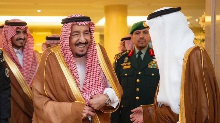 وصول الملك سلمان إلى مكة لقضاء العشر الأواخر