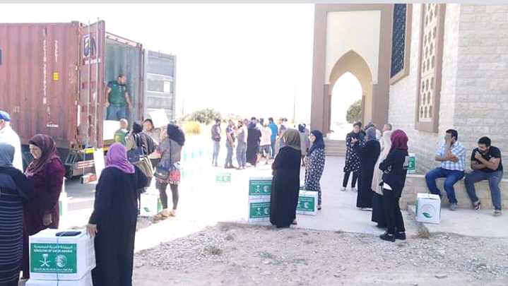 مركز الملك سلمان للاغاثة وزع 400 حصة غذائية في برقايل