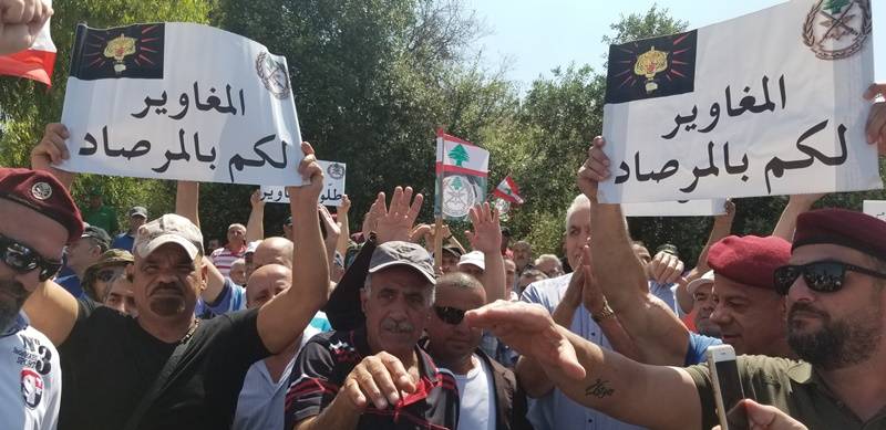 العسكريون المتقاعدون افترشوا طريق القصر الجمهوري