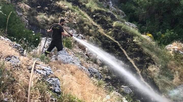 إخماد حريق مساحة شاسعة من الأعشاب اليابسة برأس العين وآخر شب داخل منزل بصيدا
