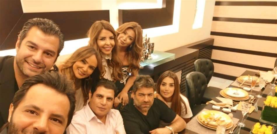وائل كفوري وإعلاميون على مائدة نوال الزغبي..والسبب نيشان!