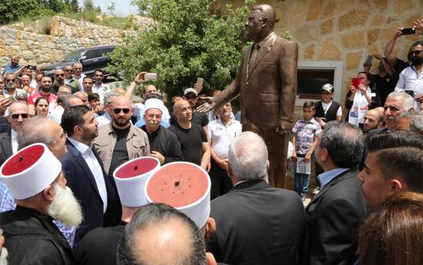 أزاح الستار عن نصب محمد أبو ذياب في الجاهلية

وهاب: الاحادية في الشارع الدرزي سقطت