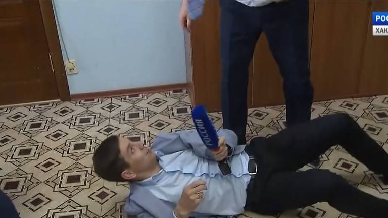 حزب "روسيا الموحدة" يطرد مسؤولا من صفوفه بعد الاعتداء على صحفي