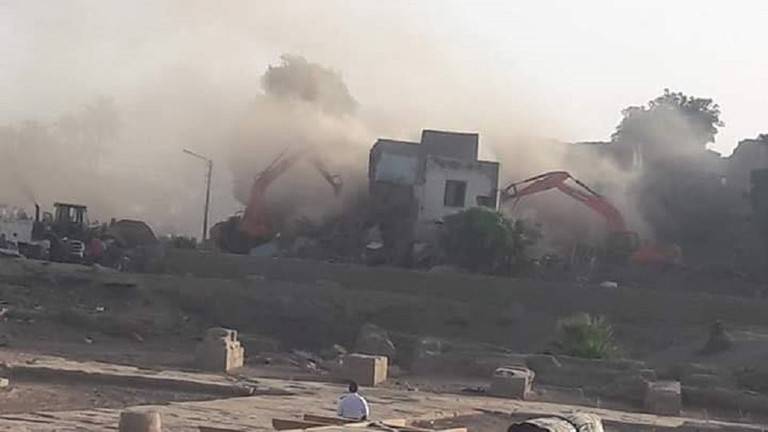بالفيديو.. صدام بين قوات الأمن المصرية ومواطنين بسبب طريق الكباش في الأقصر