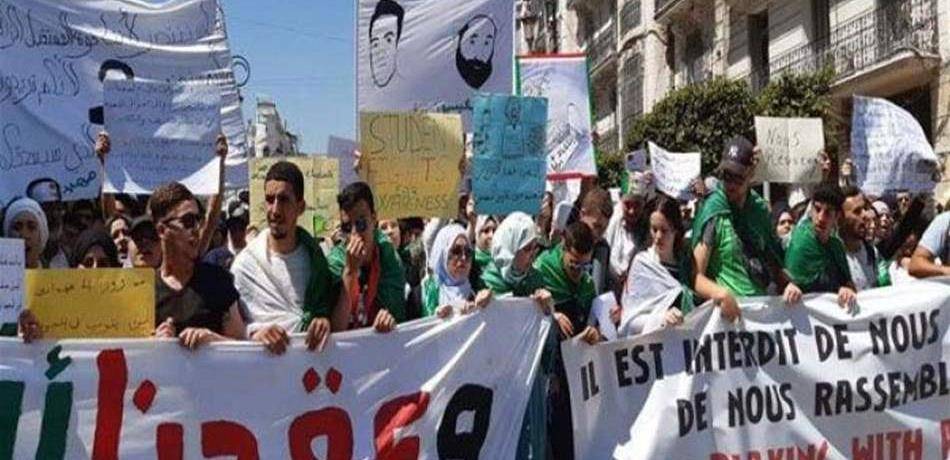 مظاهرات الجزائر.. الطلبة الجامعيون ثابتون على مواقفهم
