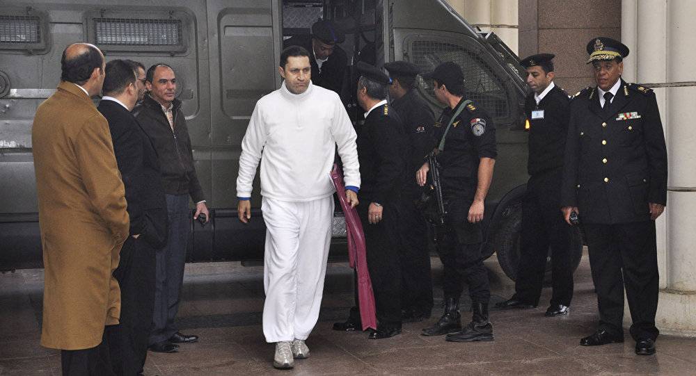 هكذا رد علاء مبارك على شخص طالبه بالاعتذار للمصريين عن فترة حكم والده