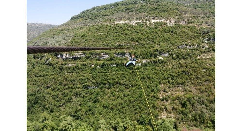 أطول "زيبلاين" في الجبال السورية والأكثر ارتفاعا... تشويق ورياضة (فيديو)