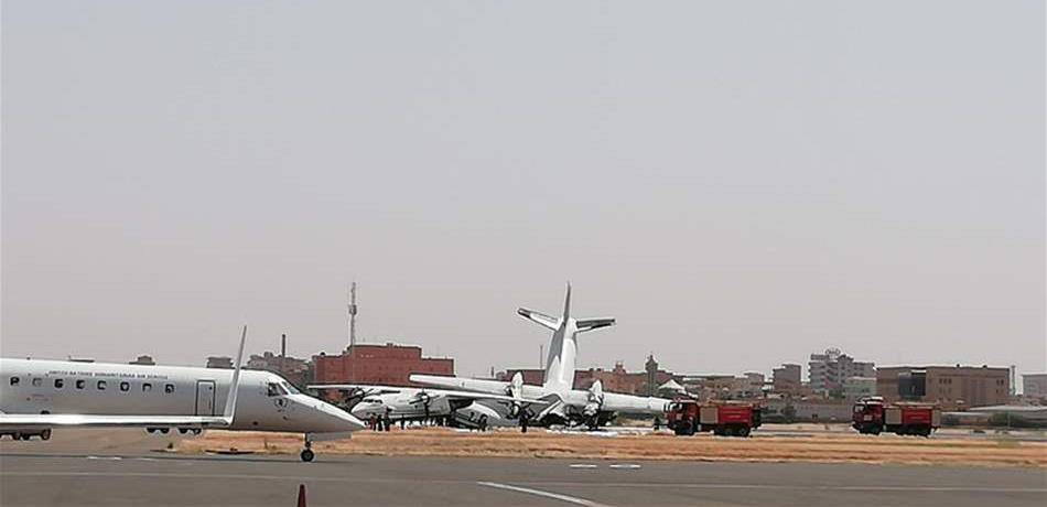 سودانيون يعترضون طائرة سعودية بمطار الخرطوم (فيديو)