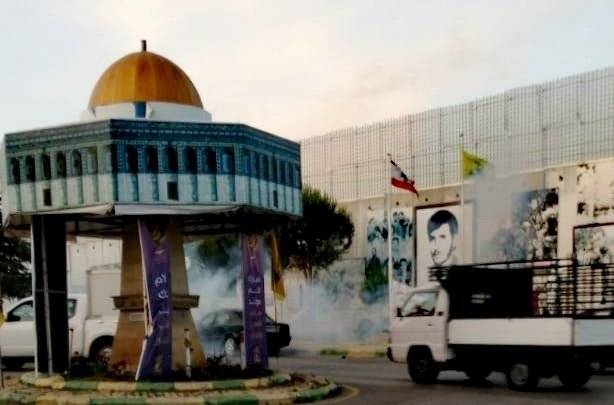 جيش العدو يكسر صورة للامام الصدر عند حدود كفركلا والأهالي يحتجون