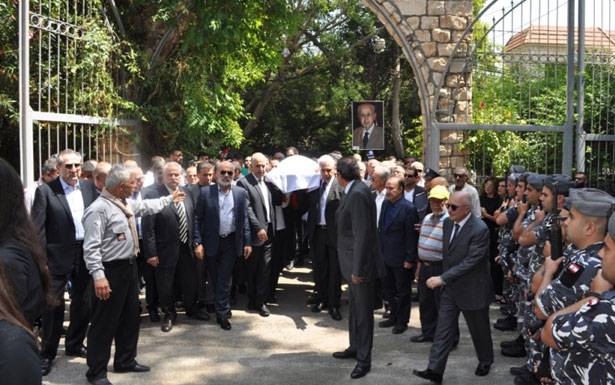 لبنان ودع عبد اللطيف الزين في مأتم رسمي وشعبي
وعون منحه وسام الاستحقاق اللبناني المذهب الدرجة الأولى