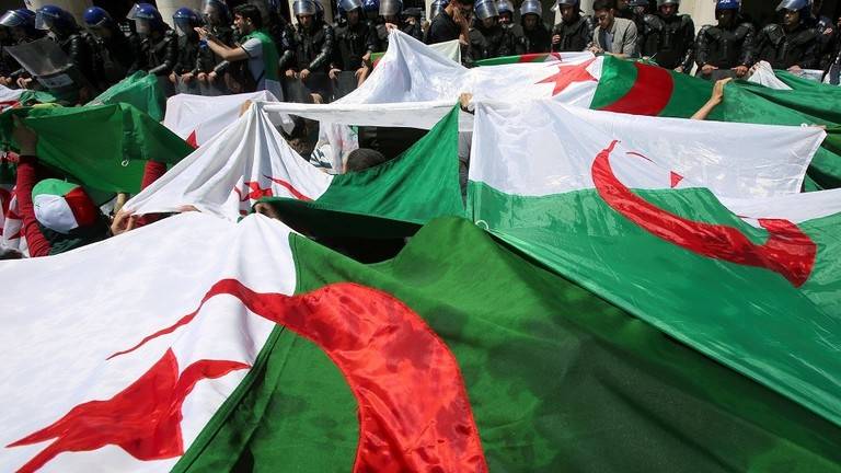 أحزاب جزائرية تطالب بالتحقيق في وفاة ناشط حقوقي والإفراج عن لويزة حنون