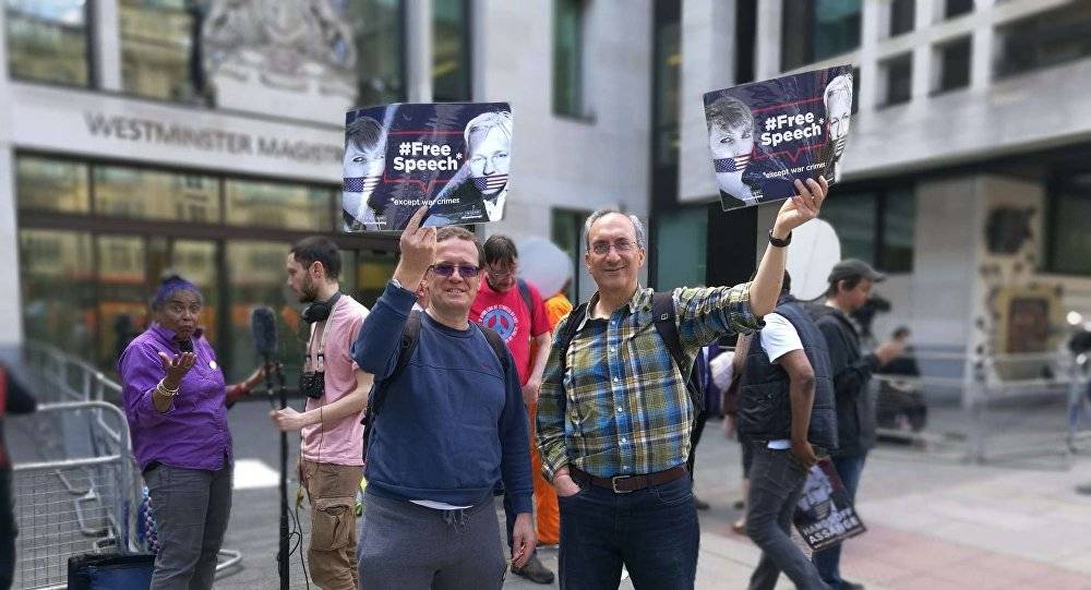 أسانج في"غوانتانامو بريطانيا" وسط احتجاجات مؤيديه في لندن