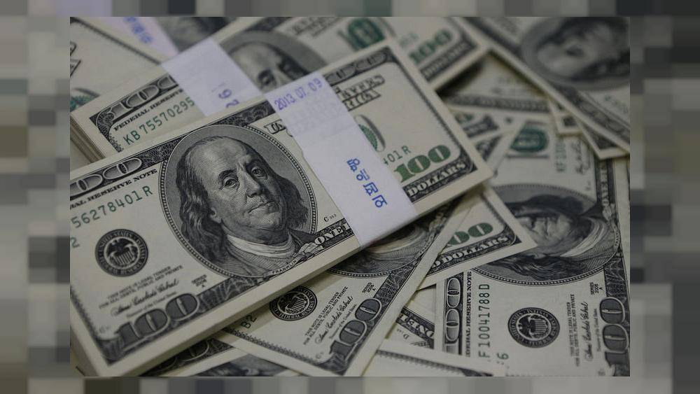 الدولار يتجه للارتفاع للشهر الرابع بفعل توترات التجارة